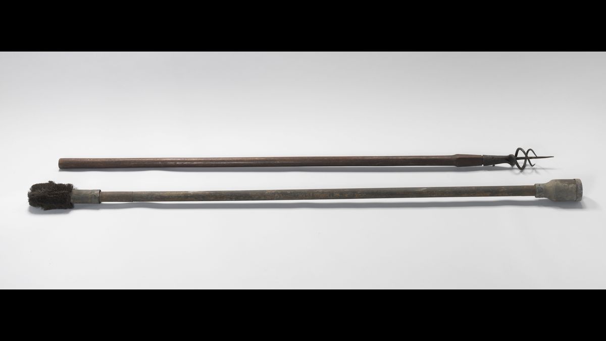 Armements d'artillerie : tire-bourre et écouvillon-refouloir (C) Paris - Musée de l'Armée, Dist. RMN-Grand Palais / Philippe Fuzeau