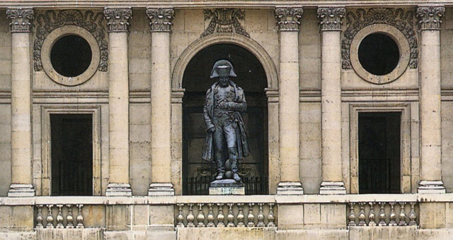 statue de Napoléon dans la cour d'honneur de l'hôtel national des Invalides