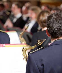 orchestre et saxophoniste de dos au premier plan