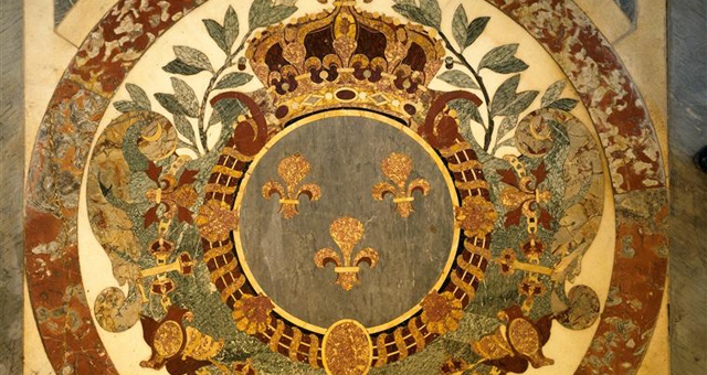 Fresque au sol du tombeau de Napoléon représentant les emblèmes de l'empereur