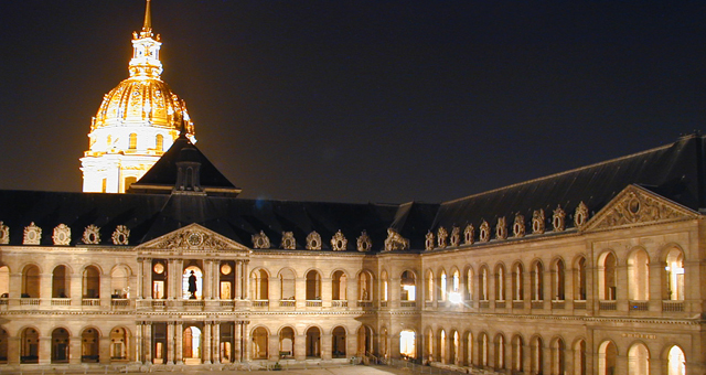 photographie de la cour d'honneur de nuit
