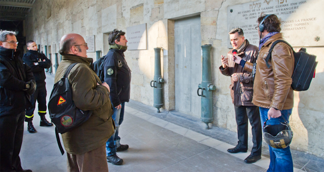 journalistes interviewant le général de division Christian baptiste dans la cour d'honneur