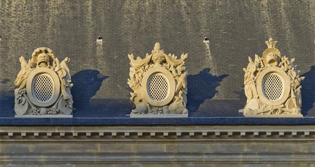 photographie de trois lucarnes de la cour d'honneur