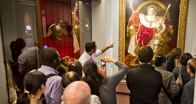 Conférencier présentant un tableau de Ingres à un groupe de visiteurs