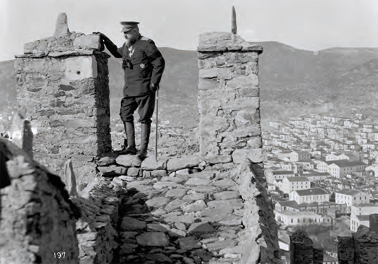 photographie de Ferdinand premier sur les ruines de la forteresse de Kavala en Grece