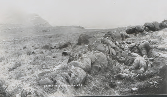 photographie du champ de bataille de Spionskop recouvert de cadavres