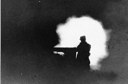 photographie d'un tir de canon dans la nuit
