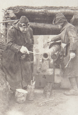 photographie représentant Jean-Louis Forain peignant un canon pour le camoufler