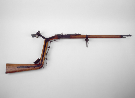 Fusil lebel utilisé dans les tranchées, dont la crosse est en S pour tirer sur l'ennemi en restant à couvert dans la tranchée