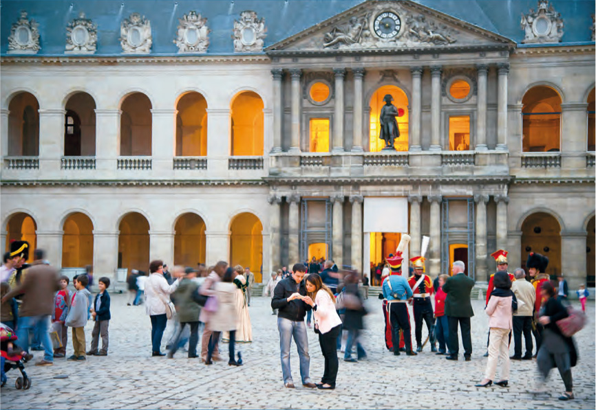 Dans la cour d'Honneur, lors des Journées européennes du patrimoine 2013