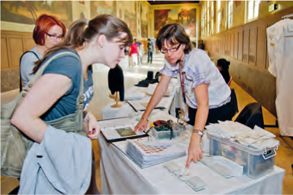 Explication du travail de restaurateur textile lors des Journées européennes du patrimoine 2013.