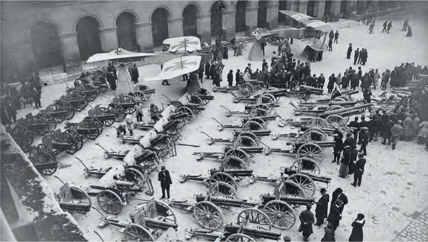 Aux Invalides le 17 septembre 1915. Le président procède à la remise des décorations. Cliché identité judiciaire