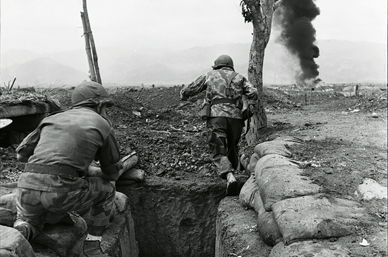 Photo illustrant deux soldat repartant à l'assaut