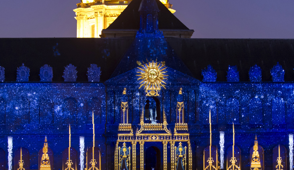 La façade de la cour d’honneur des Invalides s’anime aux couleurs de La Nuit aux Invalides.