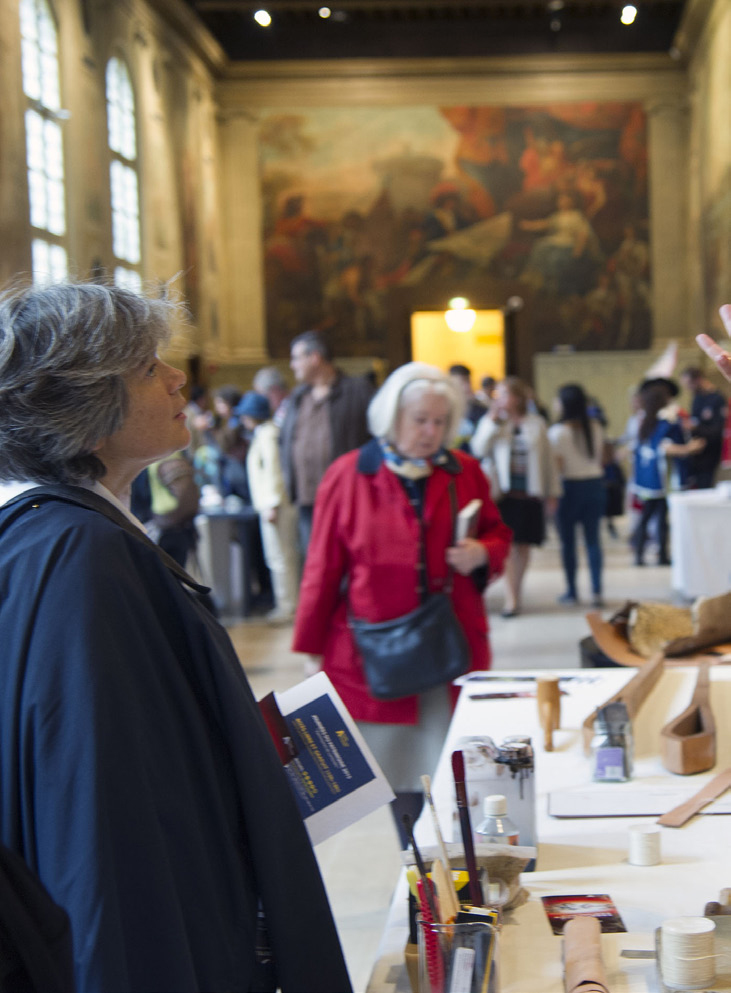 Activités et présentations des métiers de restauration dans la cour d’honneur et en salle Turenne lors d’une édition précédente des Journées européennes du patrimoine.