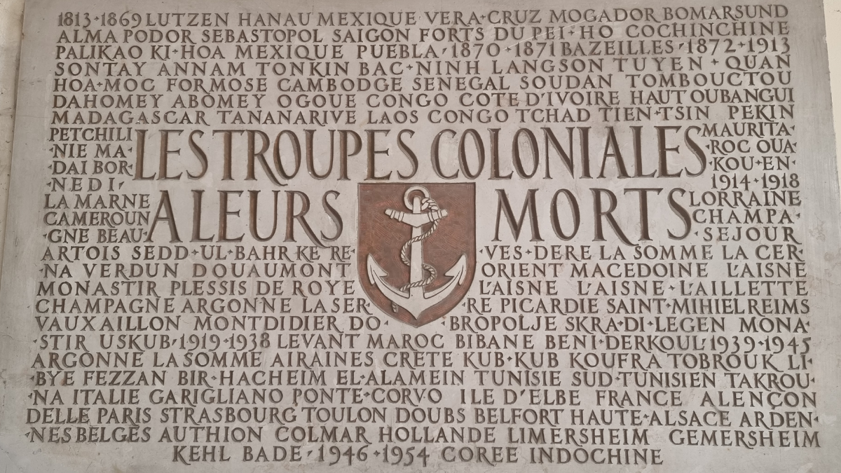 Plaque mémorielle dédiée aux morts des Troupes coloniales, vers 1958