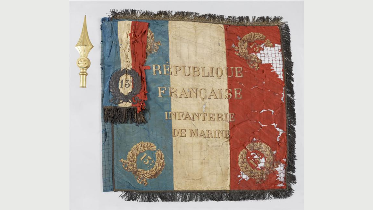 Drapeau, cravate et pique du 13 régiment d'infanterie de marine, modèle 1880 (C) Paris - Musée de l'Armée, Dist. RMN-Grand Palais / Thierry Ollivier