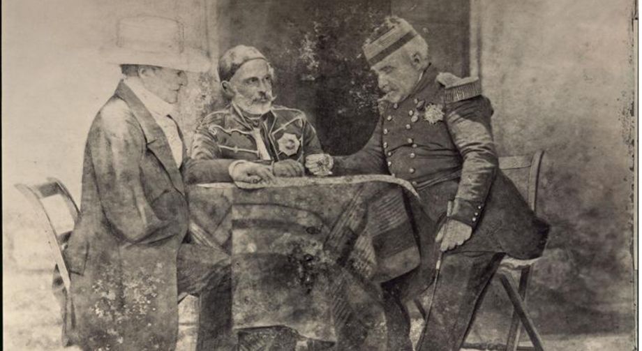 Guerre de Crimée, siège de Sébastopol : le conseil de guerre au matin de la prise du Mamelon Vert photographié par Roger Fenton (1819-1869) © Paris musée de l'Armée, dist RMN-GP