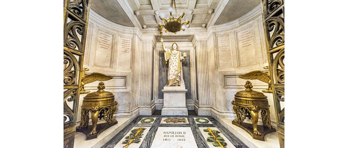 Cella présentant une statue de Napoléon Ier par Pierre-Charles Simart et la tombe du roi de Rome © Paris - Musée de l'Armée /Anne-Sylvaine Marre-Noël.