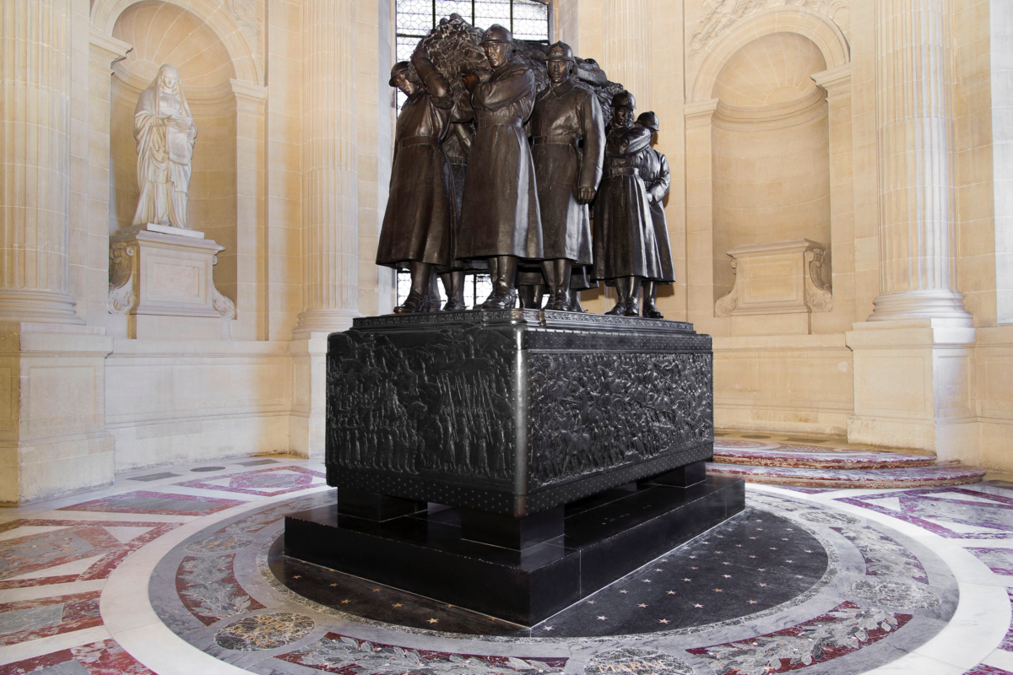 1937 - Le tombeau du maréchal Foch est achevé sous le Dôme
