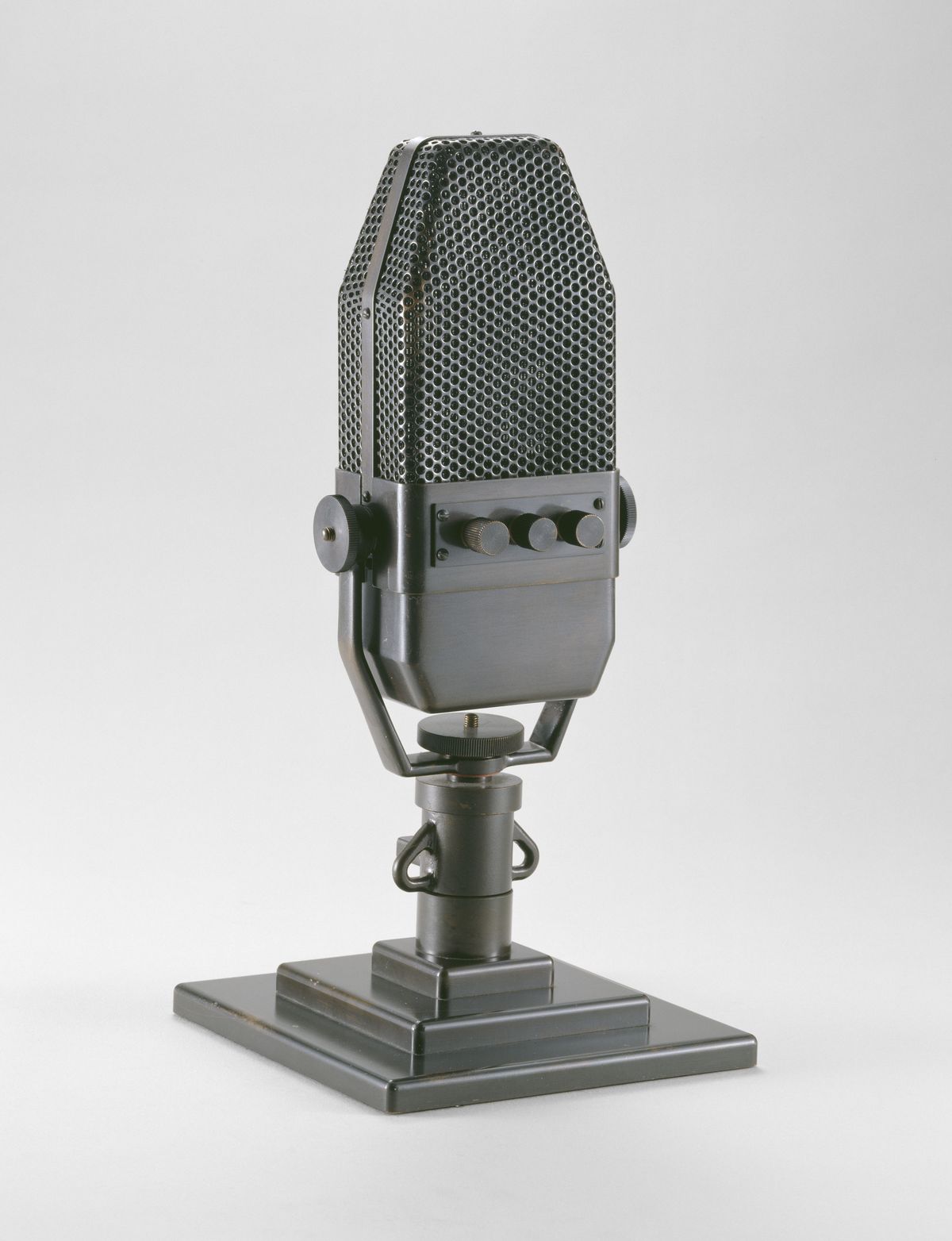 Microphone à ruban type AXBT de la BBC Musée de l'Armée