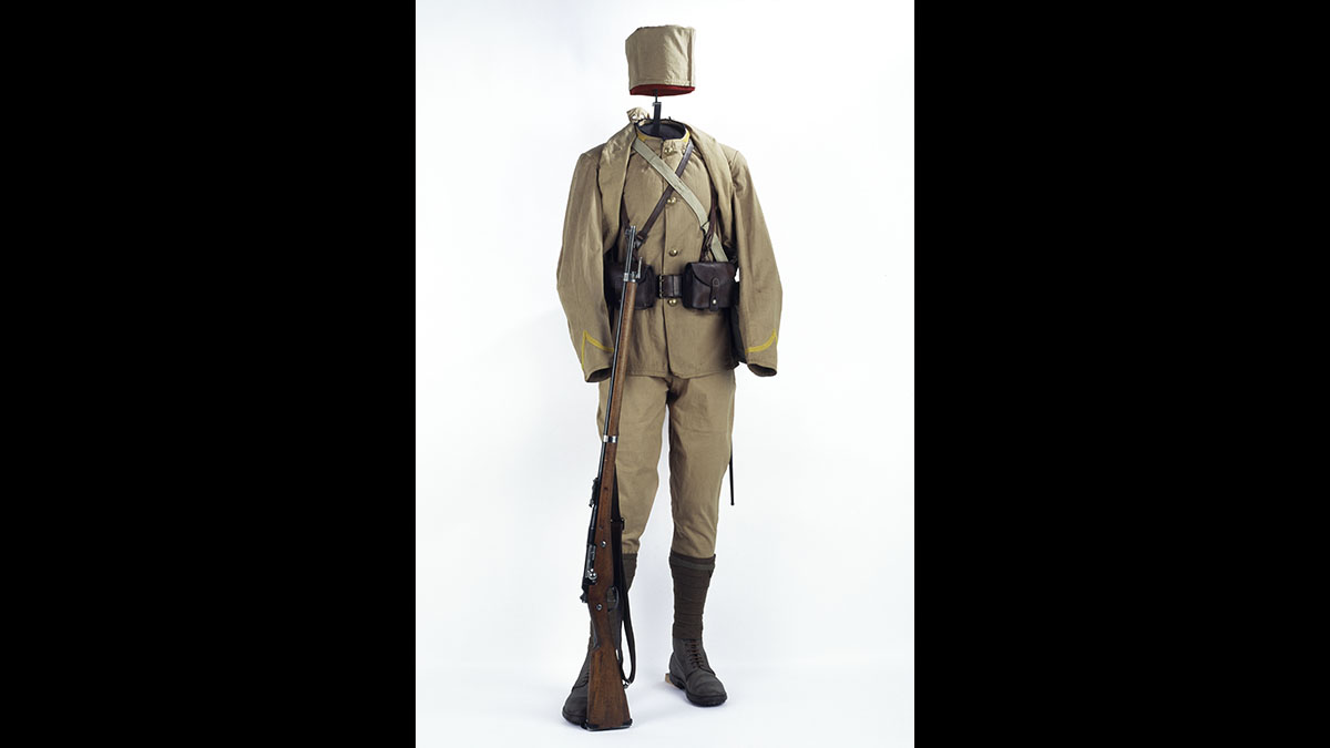 Tenue du régiment de tirailleurs sénégalais du Tchad / Le 26 août 1940, le Tchad est le premier territoire de l’Afrique équatoriale française à se rallier à la France libre par décision de son gouverneur, Félix Éboué, soutenu par le lieutenant-colonel Pierre Marchand, commandant militaire du Tchad et du régiment de tirailleurs sénégalais du Tchad (RTST). Nommé commandant militaire du Tchad, le colonel Leclerc prend la tête d’une colonne, constituée principalement du RTST, pour mener des raids vers l’oasis italienne de Koufra, en Libye./ Paris, musée de l'Armée, inv. Ga 523 © Paris - Musée de l'Armée, Dist. RMN-Grand Palais - © image musée de l'Armée