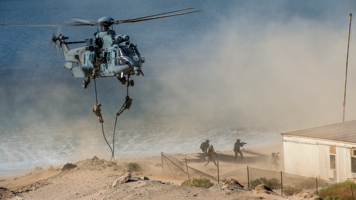 "Exercice de mise en place d'équipiers SAS du 1er RPIMa par corde lisse depuis un Caracal du 4e RHFS" © Christophe M