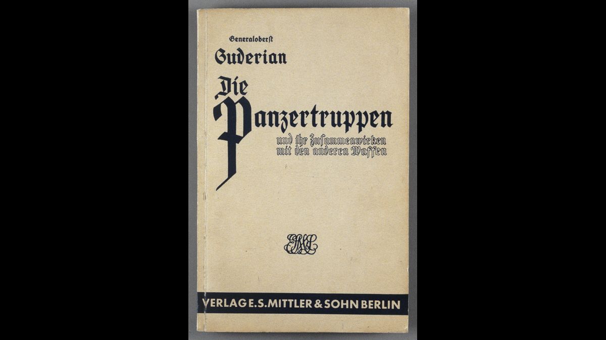 Heinz Guderian, "Les troupes blindées et leur coopération avec les autres armes". - Le général Guderian est l’un des principaux artisans de la création des unités blindées en Allemagne à partir de 1922, qu’il mène au sein du bureau des transports motorisés de la Reichswehr. En février 1935, les trois premières Panzerdivision en sont constituées, et les sept autres entre 1938 et 1939. Paris, musée de l’Armée / © Paris - Musée de l'Armée, Dist. RMN-Grand Palais / image musée de l'Armée