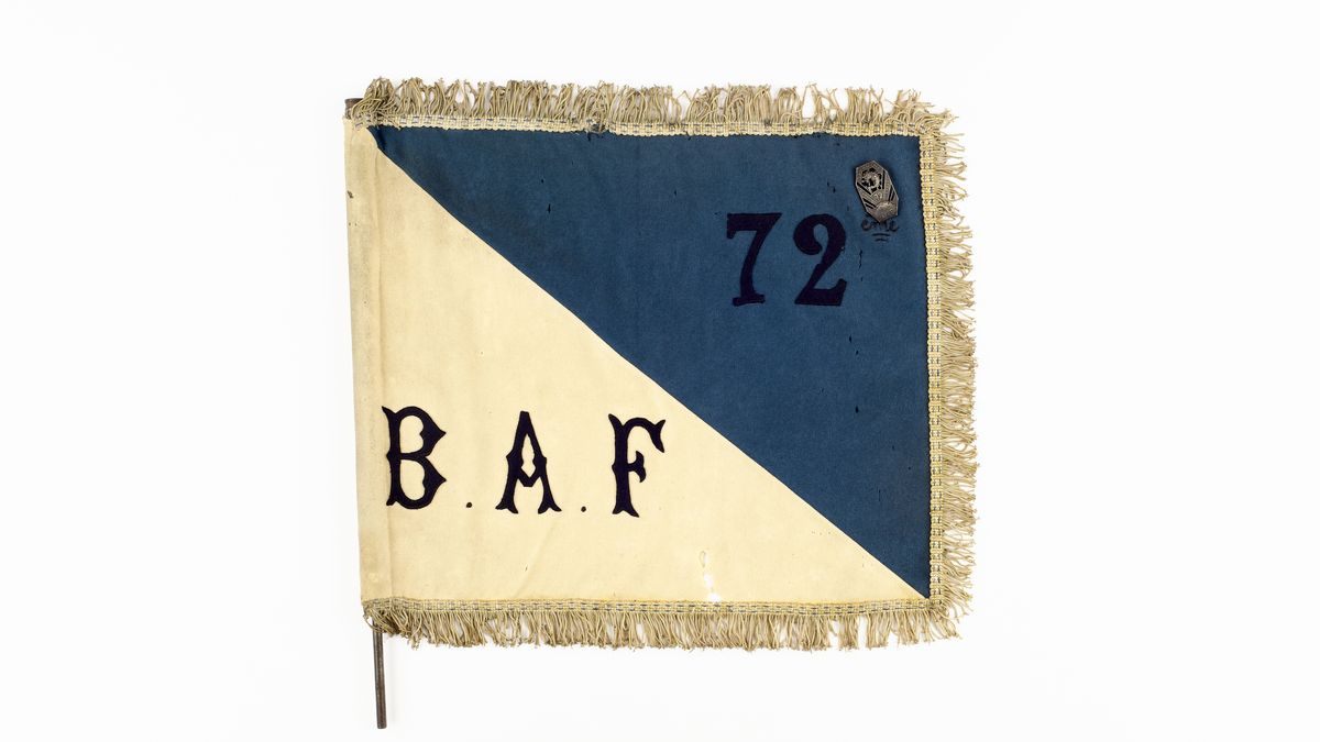 Fanion du 72e bataillon alpin de forteresse (BAF) - Le 72e BAF est formé à partir du 159e régiment d’infanterie alpine en 1935. La 5e compagnie d’équipage d’ouvrages (CEO), à qui appartient ce fanion, est une unité interarmes qui occupe les ouvrages fortifiés de la ligne Maginot de Briançon. Elle défend victorieusement tout le secteur en juin 1940. / Remis au musée de l’Armée par le colonel (ER) Michel Truttmann © Paris - Musée de l'Armée, Dist. RMN-Grand Palais / Anne-Sylvaine Marre-Noël