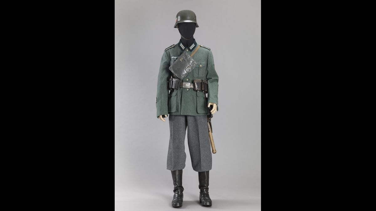 Soldat de 1re classe (Oberschütze) de la Heer - La silhouette de ce Landser, soldat d’infanterie allemand équivalent du trouffion français, est typique de la campagne de France de mai-juin 1940 avec le casque d’acier (Stalhelm) modèle 1935, la vareuse en drap feldrau, le pantalon en drap gris dit neugrau et les bottes de marche en cuir noirci (Marschstiefel). / Paris, musée de l’Armée, inv. Ha 51 © Paris - Musée de l'Armée, Dist. RMN-Grand Palais / image musée de l'Armée