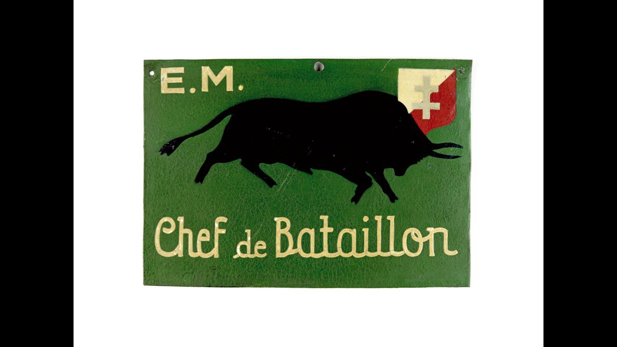 Panneau du 48e bataillon de chars de combat (BCC) - Ce panneau indique l’état-major du 48e bataillon de chars de combat, commandé par le chef de bataillon Masséna de Rivoli./ Paris, musée de l’Armée, inv. 2006.21.1. . Don de M. le prince Masséna d’Essling © Paris - Musée de l'Armée, Dist. RMN-Grand Palais / Anne-Sylvaine Marre-Noël