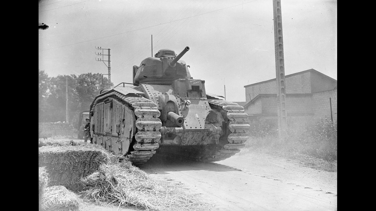 13-31 mai, secteur de la 2e armée. Char français B1 bis dans le village de Cauroy (Ardennes), lieu du PC de la 14e division d'infanterie du général de Lattre à partir du 31 mai. / © Photographe inconnu/SCA : Service Cinématographique des Armées/ECPAD/Défense/DG 109 -1418