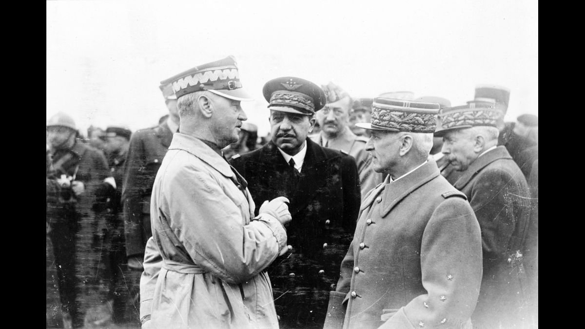 3 mai 1940. Le général d'armée Sikorski (à gauche), premier ministre polonais et général en chef des forces polonaises en France, s'entretient avec le général Denain (au centre), chargé du recrutement, de l'organisation et de l'instruction des forces armées polonaises constituées sur le territoire, et le général Réquin (à droite), commandant la 4e armée. / © Photographe inconnu/SCA : Service Cinématographique des Armées/ECPAD/Défense/DG 132 - 1867