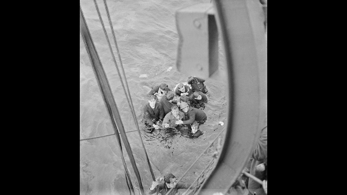 20 mai - 3 juin, Dunkerque. Le torpilleur Branle-bas au secours des soldats. / © Photographe inconnu/ Service cinématographique de la Marine/ECPAD/Défense/ MARINE 667-13960
