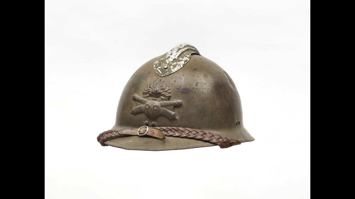 Casque du lieutenant Michel Duclos - Officier dans le 211e régiment d’artillerie lourde divisionnaire, rattaché à la 5e division d’infanterie motorisée, le lieutenant Michel Duclos est tué le 14 mai 1940 au cours d’une attaque aérienne à Lesve, au sud-ouest de Namur, en Belgique / Paris, musée de l’Armée, inv. 23421 © Paris - Musée de l'Armée, Dist. RMN-Grand Palais / Emilie Cambier
