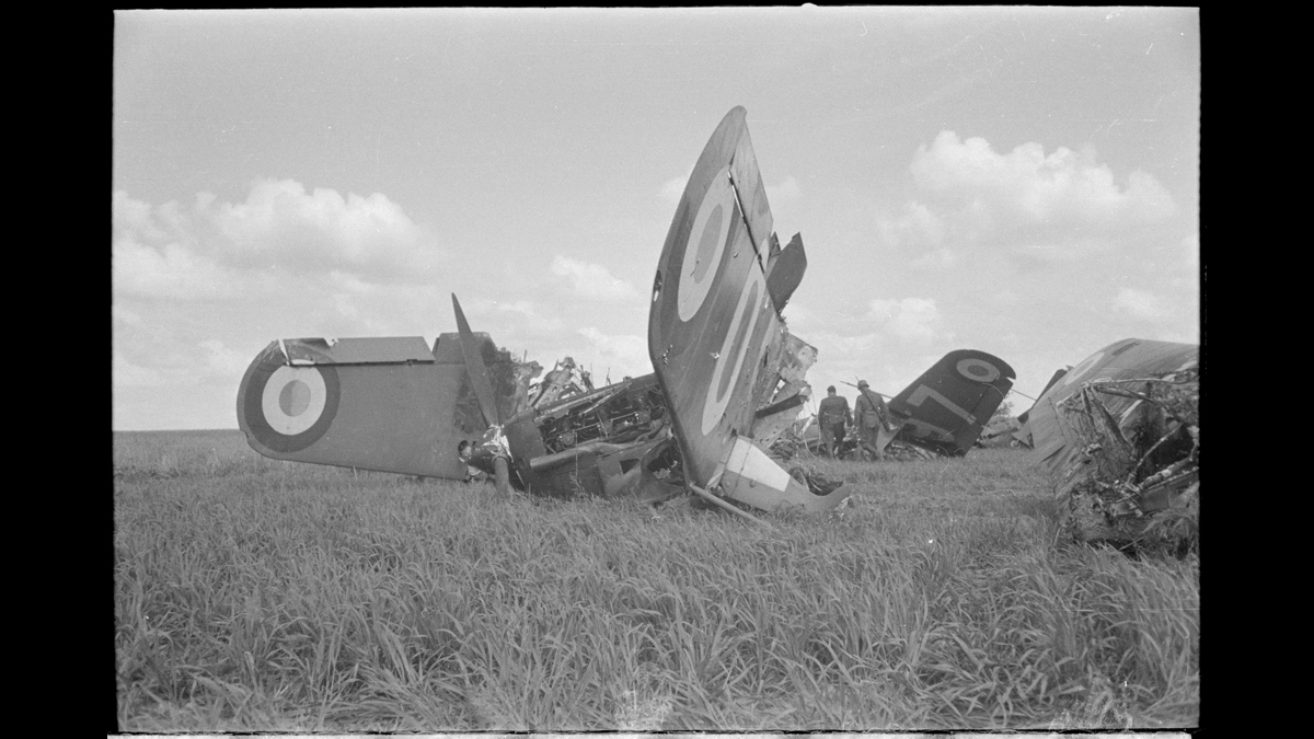 Mai-juin. L'aérodrome français de Vertain-Escarmain (Nord) capturé par la Luftwaffe. / © Photographe inconnu/ECPAD/Défense/DAA 180 L03
