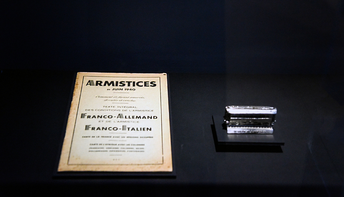 Les armistices : fascicule "Armistices de juin 1940" et wagon de l’armistice souvenir / Paris, musée de l'Armée © Paris - Musée de l'Armée, Dist. RMN-Grand Palais / Anne-Sylvaine Marre-Noël