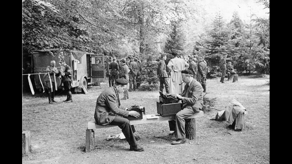 Journalistes devant le wagon de Rethondes le jour de la signature de l'armistice. / © Photographe inconnu//ECPAD/Défense/DAT 131 L13