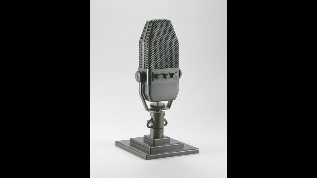 Microphone de la British Broadcasting Corporation (BBC) / Paris, musée de l’Armée, inv. 4574 DEP. Dépôt de la BBC © Paris - Musée de l'Armée, Dist. RMN-Grand Palais / Laurent Sully-Jaulmes
