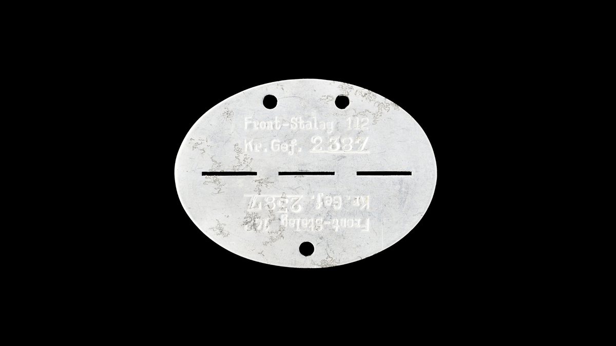 Plaque d’identité de prisonnier de guerre modèle 1925 du Frontstalag 142 / Paris, musée de l’Armée, inv. 997.481 © Paris - Musée de l'Armée, Dist. RMN-Grand Palais - / Emilie Cambier