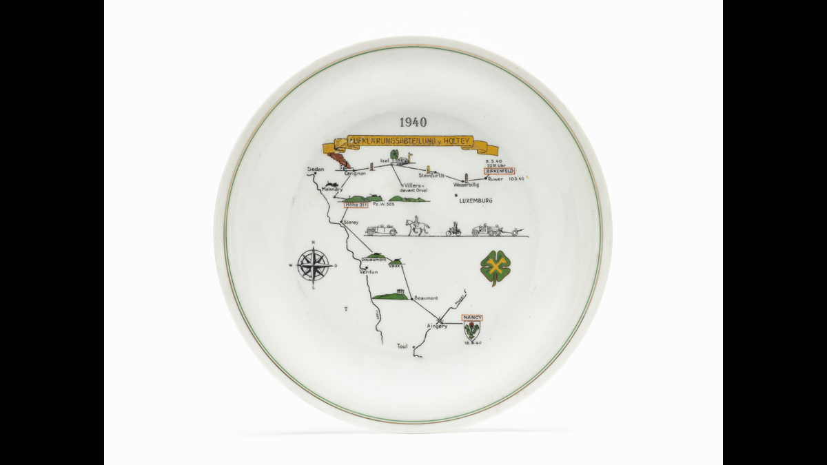 Assiette commémorative - Cette assiette commémore l’action de l’Aufklärungsabteilung 171 durant la campagne de France. Ce régiment de reconnaissance commandé par le colonel von Holtey fait partie de la 71. Infanterie Division de l’armée allemande (9 mai-18 juin 1940)./ Paris, musée de l’Armée, inv. 20435 © Paris - Musée de l'Armée, Dist. RMN-Grand Palais / Emilie Cambier