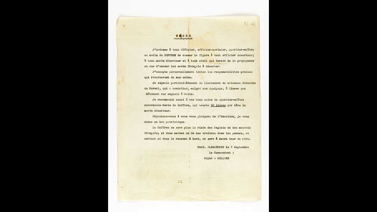 Ordre du commandant Dillard aux marins du Suffren - À Alexandrie, l’amiral Godfroy accepte l’ultimatum de l’amiral Cunningham et fait désarmer ses navires sur place. L’escadre française dite « force X » reste ainsi neutralisée jusqu’en mai 1943. Quelques rares marins de l’escadre, comme le capitaine de corvette d’Estienne d’Orves, choisissent de quitter les bâtiments et de rallier la France libre. / Paris, musée de l'Armée, inv. Bl 16 (don Blacard) © Paris - Musée de l'Armée, Dist. RMN-Grand Palais / Anne-Sylvaine Marre-Noël