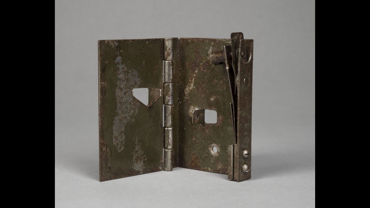 Allumeur à relâchement de pression, dit « livre de messe » / Musée du déminage - Association des Démineurs de France © Paris - Musée de l'Armée, Dist. RMN-Grand Palais / Marie Bour