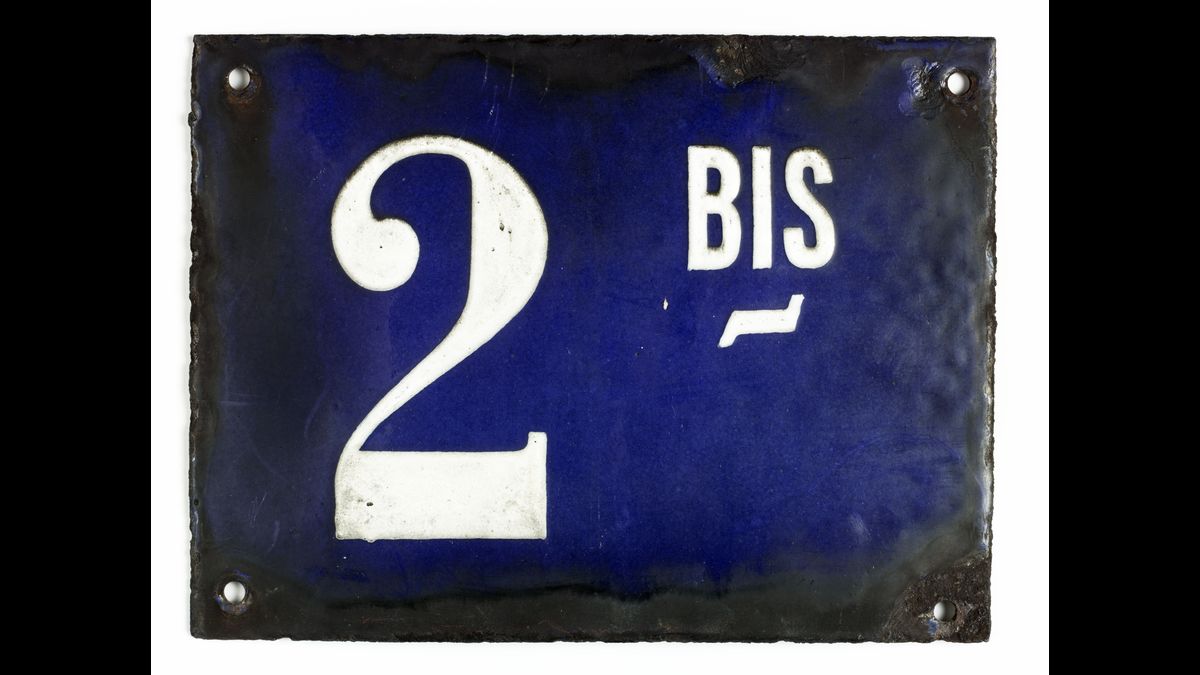 Plaque de rue du « 2 bis » de l’avenue de Tourville, locaux du P.C. des Services de renseignement de 1932 à 1940, Paris, musée de l'Armée © Paris - Musée de l'Armée, Dist. RMN-Grand Palais / Pascal Segrette