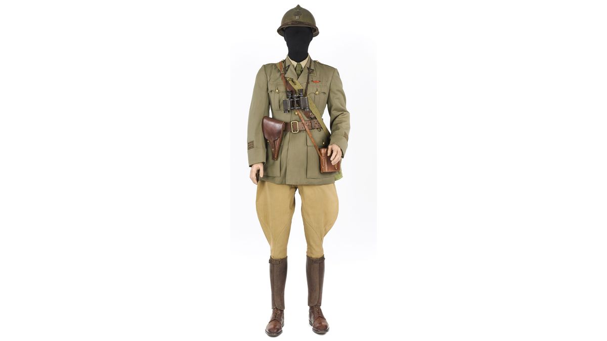 Capitaine du 152e régiment d’infanterie : Cet uniforme a appartenu au capitaine Pierre Guiffray. Surnommé le régiment des Diables rouges, le 15-2 est déployé dans les Ardennes pour stopper la progression du XIX. Armeekorps du général Guderian, composé des 1., 2. et 10. Panzerdivisionen et de l’Infanterie-Regiment Groß-Deutschland. Après les combats retardateurs du 15 mai 1940 à La Bascule, Bouvellemont et Chagny, il se replie vers Rethel et livre des violents combats avec les unités de la 14e division d’infanterie du général de Lattre de Tassigny. Il se replie ensuite vers le Sud jusque dans le Massif central. © Paris - Musée de l'Armée, Dist. RMN-Grand Palais / Anne-Sylvaine Marre-Noël