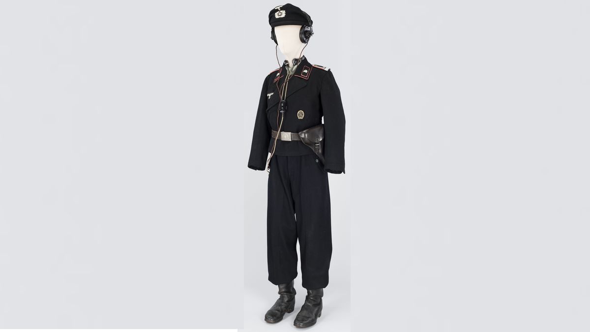 Feldwebel (adjudant) de la 1./Panzer-Regiment 8 (10. Panzer Division) : Ce sous-officier porte l’uniforme spécial en drap noir adopté en 1934. Avec les écouteurs et le laryngophone, ce Feldwebel communique avec les autres chars grâce à l’appareil radio qui équipe les chars Pz KpfW IV du Panzer-Regiment 8. © Paris - Musée de l'Armée, Dist. RMN-Grand Palais / Emilie Cambier