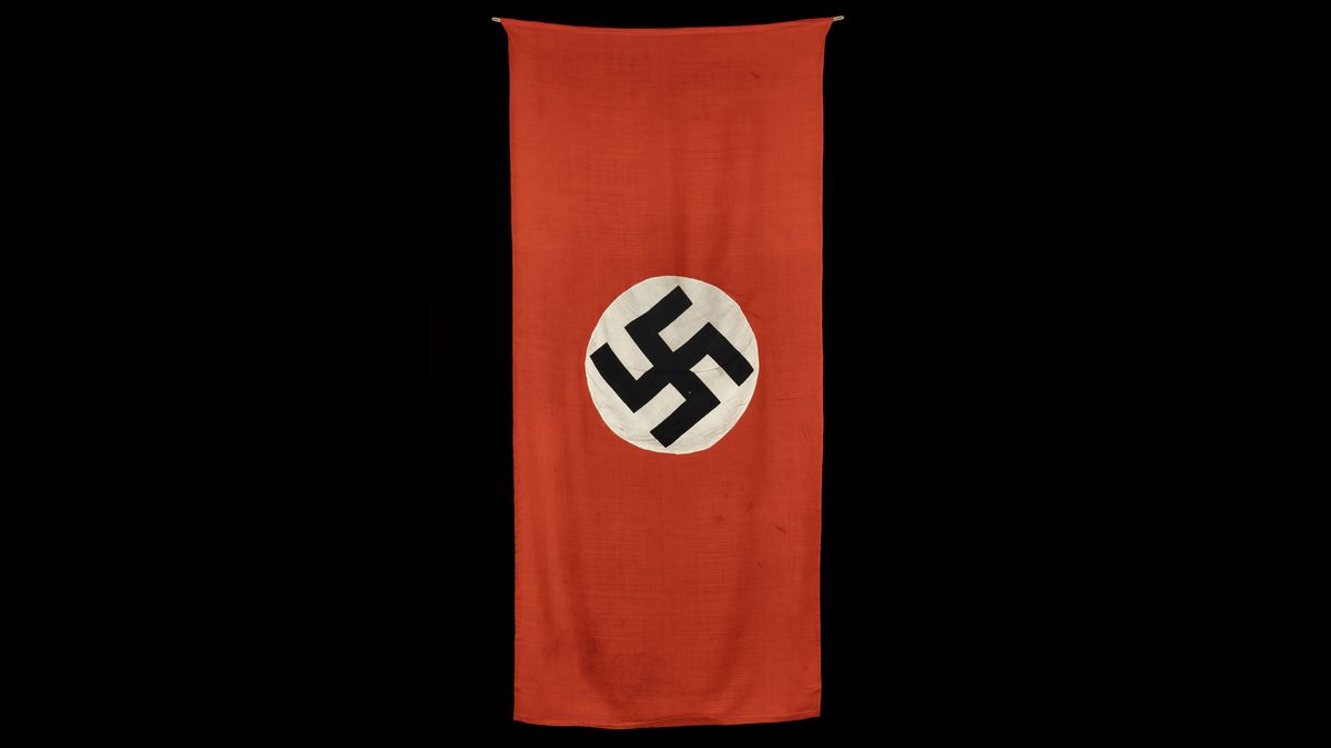 Pavillon allemand : Sur tous les édifices publics de la zone occupée, les Allemands déploient symboliquement le drapeau à croix gammée. Celui-ci a été pris à la citadelle de Belfort le 20 novembre 1944 par Jean Lartéguy, alors jeune sous-officier et futur correspondant de guerre et romancier. © Paris - Musée de l'Armée, Dist. RMN-Grand Palais / Emilie Cambier