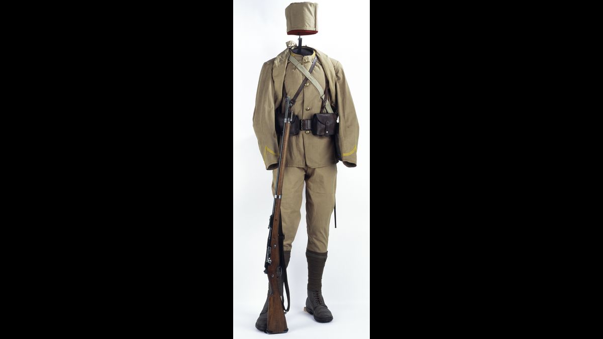 Tenue du régiment de tirailleurs sénégalais du Tchad. Le 26 août 1940, le Tchad est le premier territoire de l’Afrique équatoriale française à se rallier à la France libre par décision de son gouverneur, Félix Éboué, soutenu par le lieutenant-colonel Pierre Marchand, commandant militaire du Tchad et du régiment de tirailleurs sénégalais du Tchad (RTST). © Paris - Musée de l'Armée, Dist. RMN-Grand Palais / image musée de l'Armée