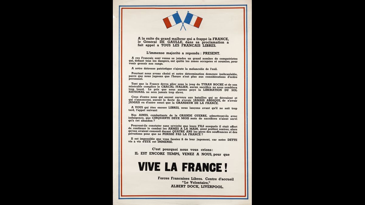 Affiche « Appel aux Français de Liverpool » : Cette affiche s’inspire de l’affiche du général de Gaulle « À tous les Français » diffusée à partir du 3 août 1940 et qui clôt la série de ses appels à continuer le combat. Fruit d’une initiative individuelle du comité de recrutement basé sur un navire du port de Liverpool, elle cherche à convaincre les marins français, traumatisés par le drame de Mers el-Kébir, de ne pas choisir d’être rapatriés en France. Seuls trois mille des trente-cinq mille marins français présents dans les ports britanniques à l’été 1940 vont rallier la France libre. © Paris - Musée de l'Armée, Dist. RMN-Grand Palais / Christophe Chavan