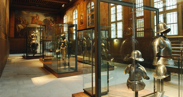 古代展览馆(Département ancien),十三至十七世纪古代盔甲及兵器。